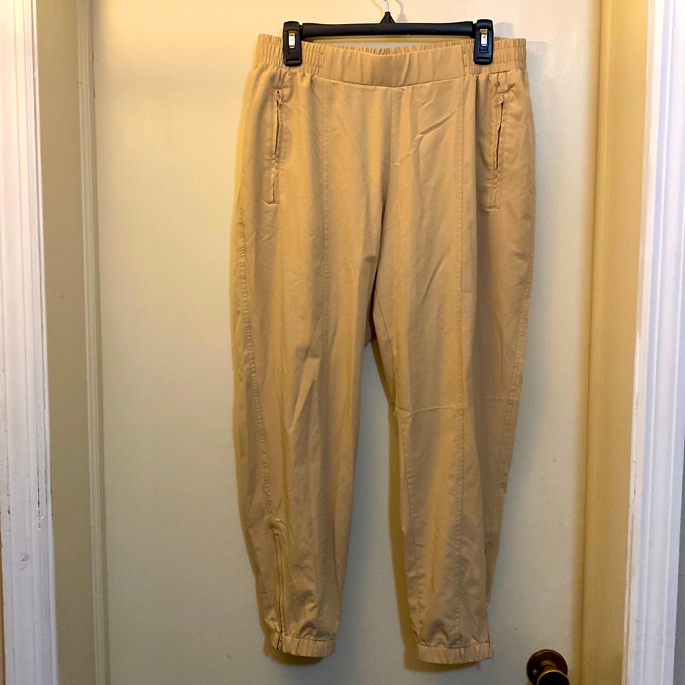 EUC old navy size large athletic pants. Zippers at top and lower leg